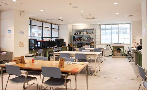 KAGAものづくりラボの様子。3Dプリンター、レーザー加工機、電子ミシン等を設置しています。