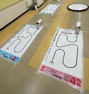 加賀ロボレーブトレーニングセンターには、ラインフォロイングチャレンジ及びスモーボットチャレンジのコースを、それぞれ小学生用1つ中学生1つ設置しています。