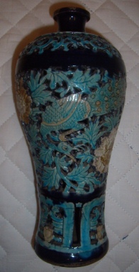 明交趾孔雀牡丹紋花瓶の写真