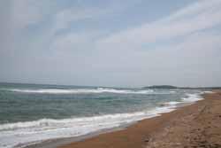 白波の立つ波打ち際の海岸の写真