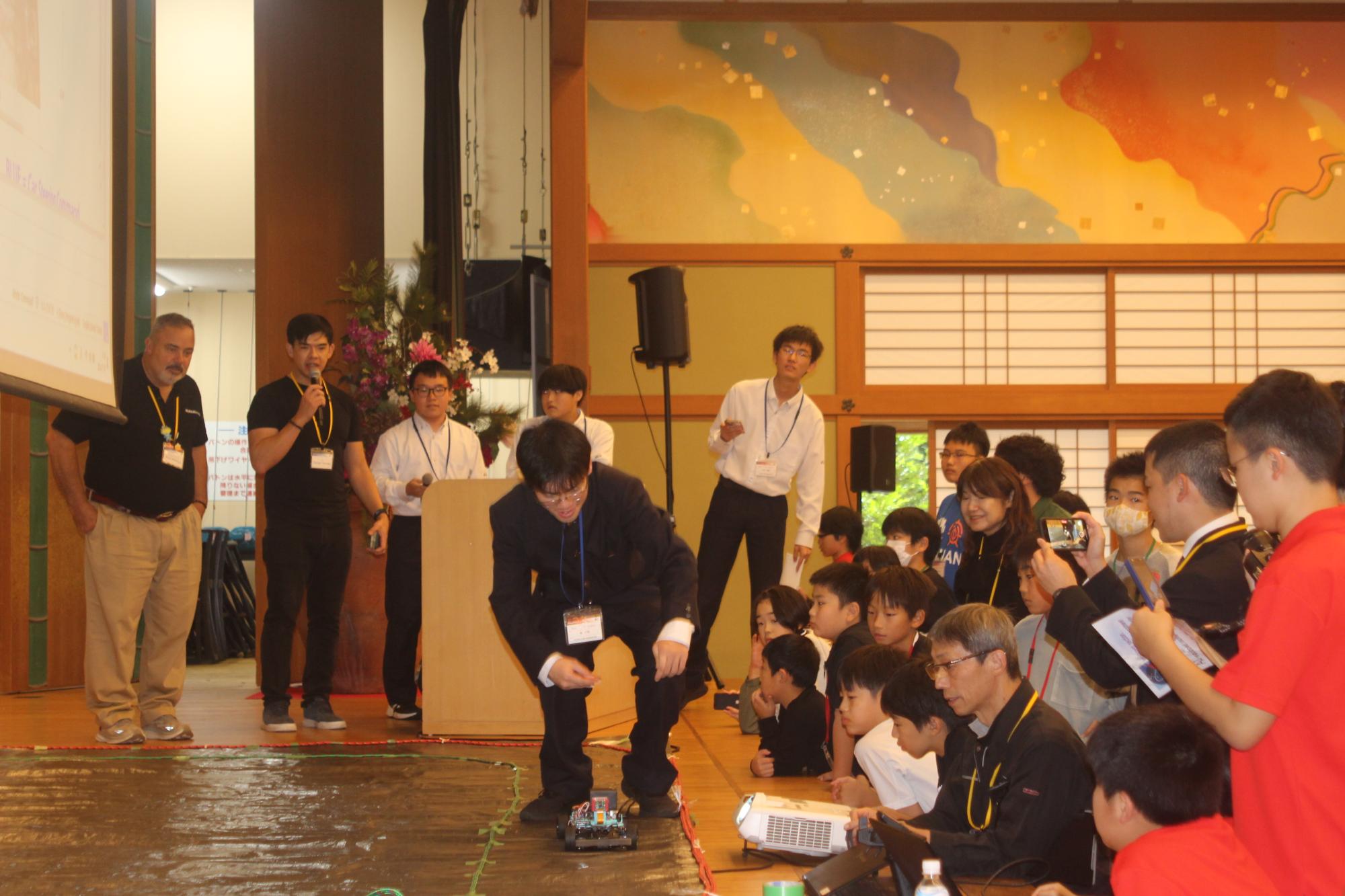 ジョージゴロスペ氏が加賀ロボレーブ国際大会で登壇している様子