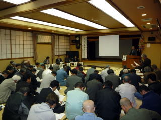 議会報告会に集まる加賀市民の写真
