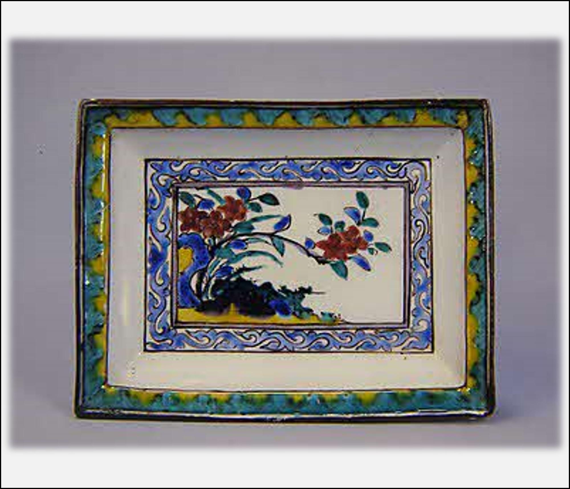 色絵草花唐草文長四方皿