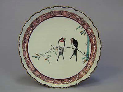 竹に燕図雷文繋捻輪花皿