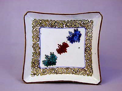 桐唐草文隅入四方皿