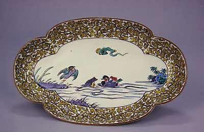 瑞雲鴛鴦図唐草文木瓜形皿