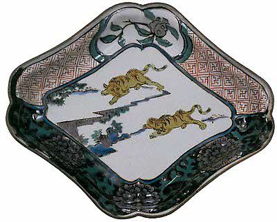 岩上双虎に柘榴図隅入変形皿