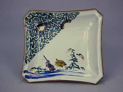 色絵草鷺木瓜散唐草文隅切角四方皿