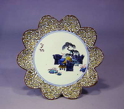 色絵柴垣山水文菊花形皿