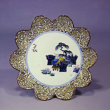 色絵柴垣山水文菊花形皿