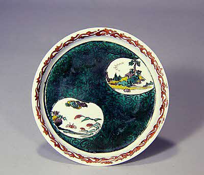 粟蟹団扇散図唐草文鍔縁皿