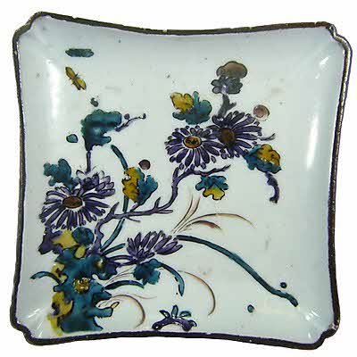 菊に蝶図隅入角皿