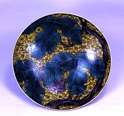 梅笹に樹木葉文平鉢