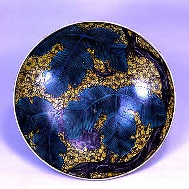 梅笹に樹木葉文平鉢