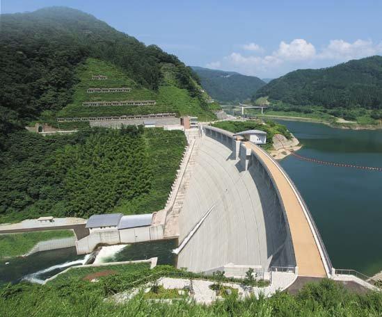 周りを緑に囲まれた九谷ダムの写真