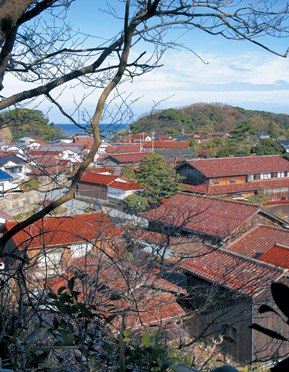 加賀橋立伝統的建造物群保存地区の赤瓦の写真