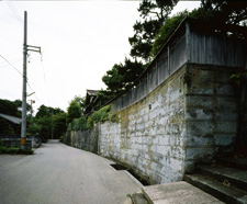 写真：屋敷地を構成する笏谷石張りの石垣